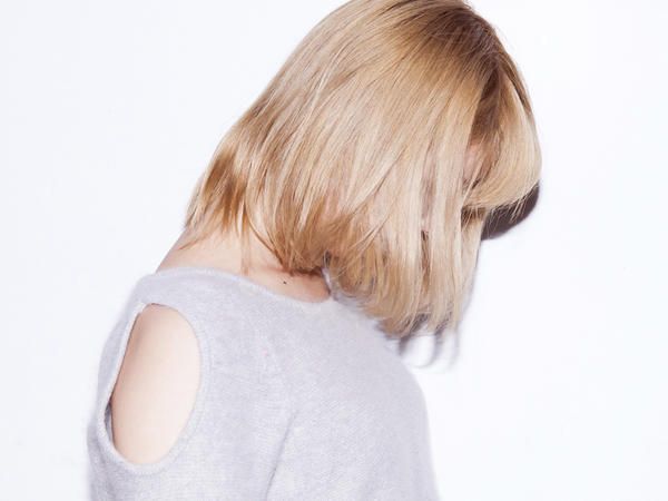 Hairstyle, Shoulder, Joint, Elbow, Bangs, Neck, Back, Blond, Brown hair, Bob cut, 