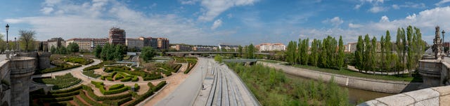 vista panorámica del parque madrid río, cerrado para correr durante la pandemia del coronavirus