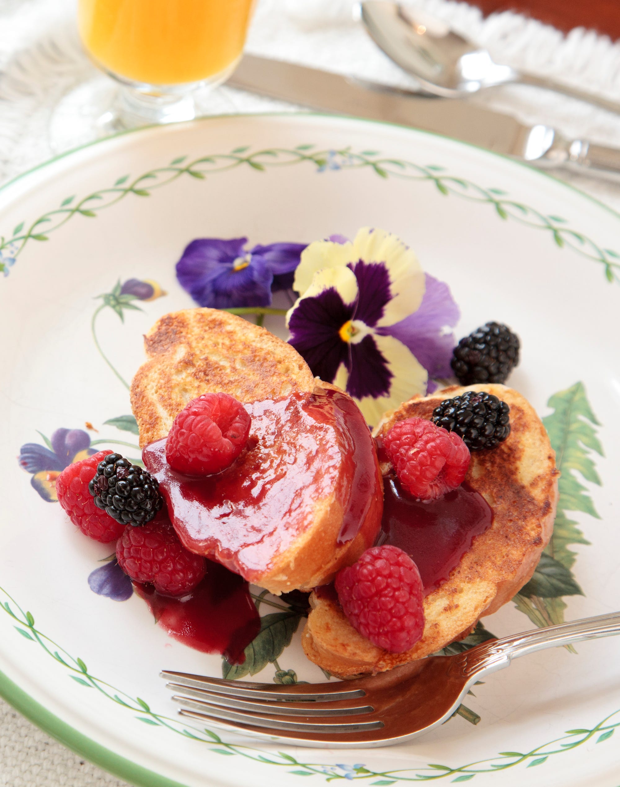 tostadas con frutos rojos y pensamientos