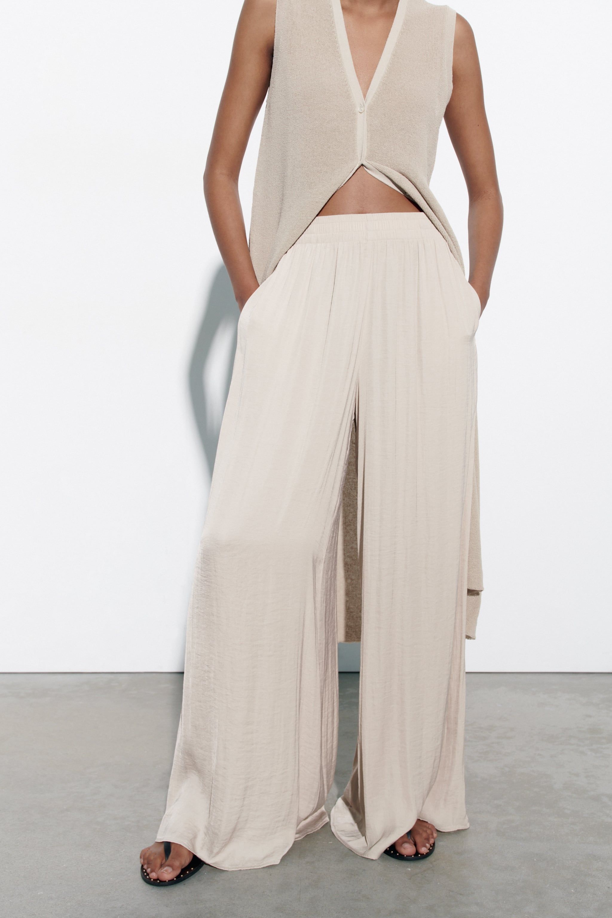 10 pantalones fluidos de Zara con estampado elegante para eventos de verano:  no marcan ni dan calor