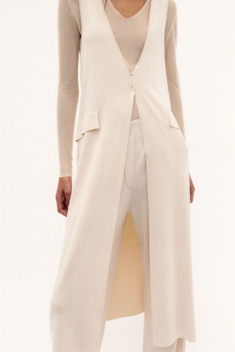 Este conjunto de Zara con chaleco y pantalones anchos es el más