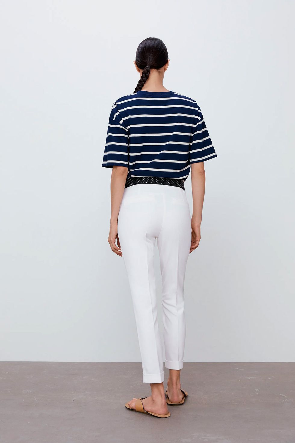Los nuevos pantalones blancos de cintura elástica de Zara