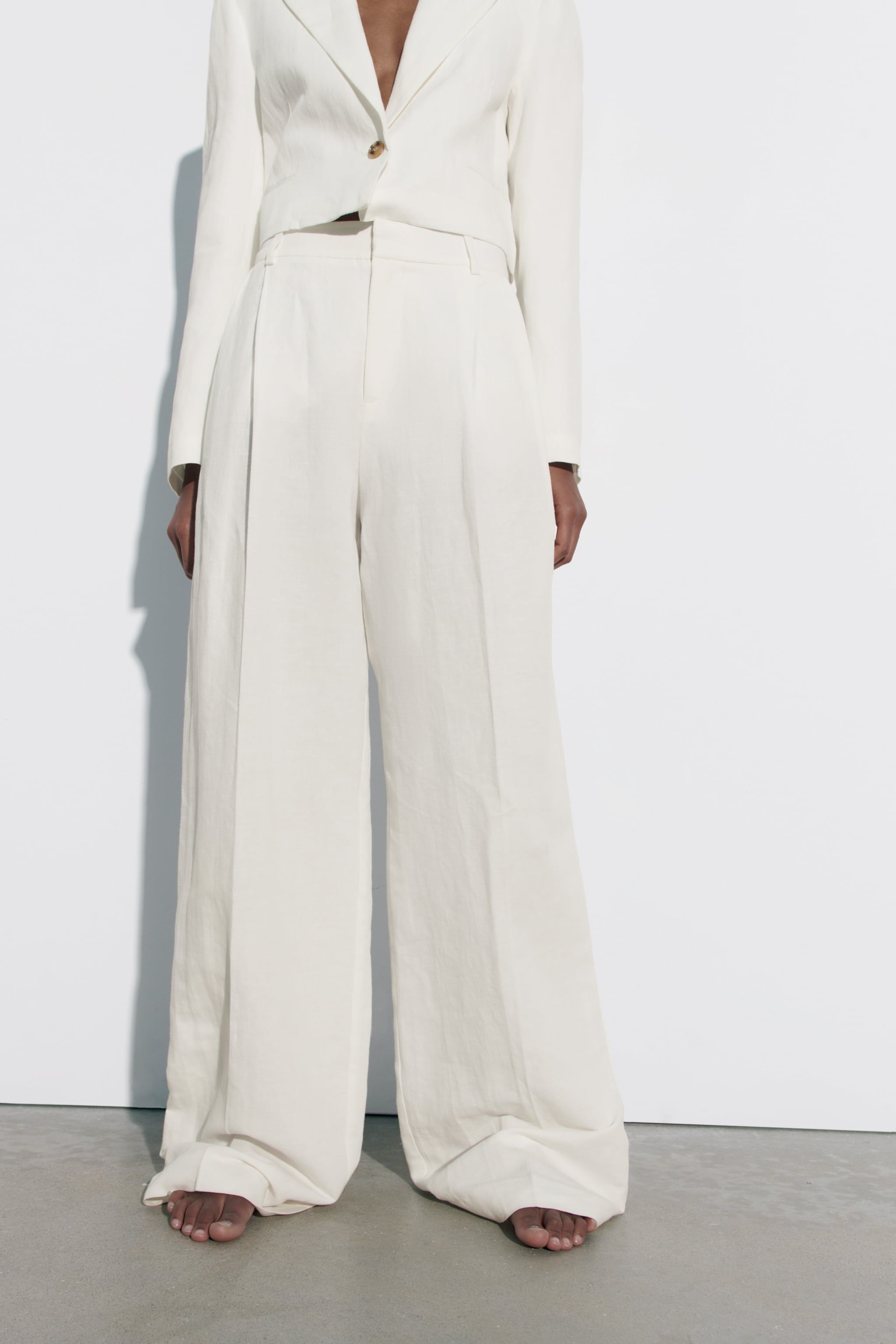 No es normal lo mucho que estilizan estos pantalones blancos de lino de  efecto piernas infinitas de 29€ de Zara
