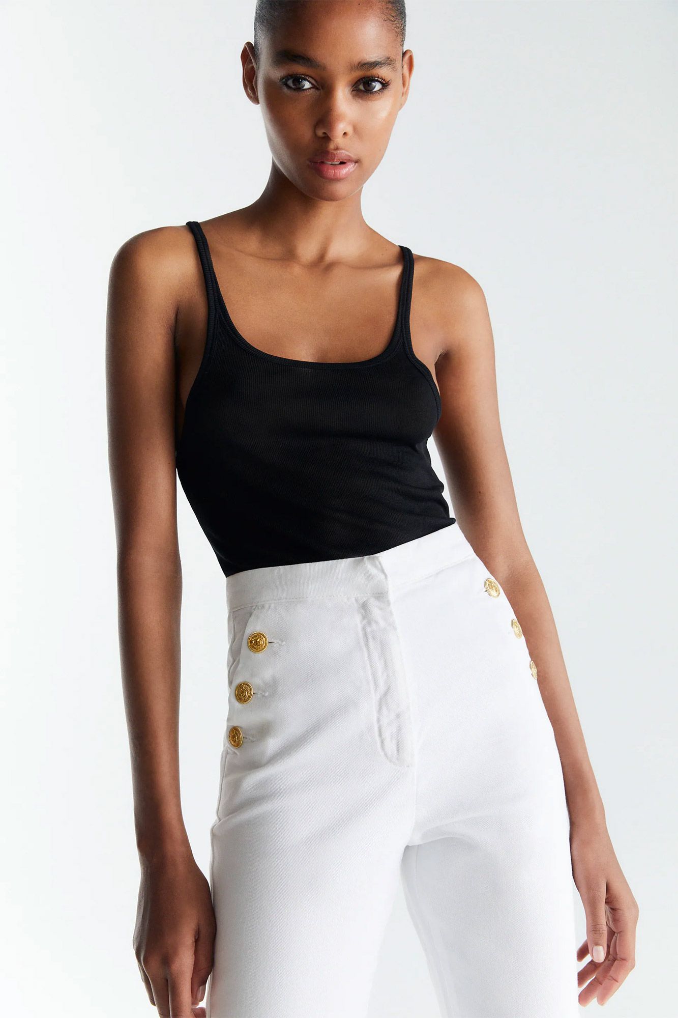 Este pantalón blanco marinero de Zara hace efecto faja