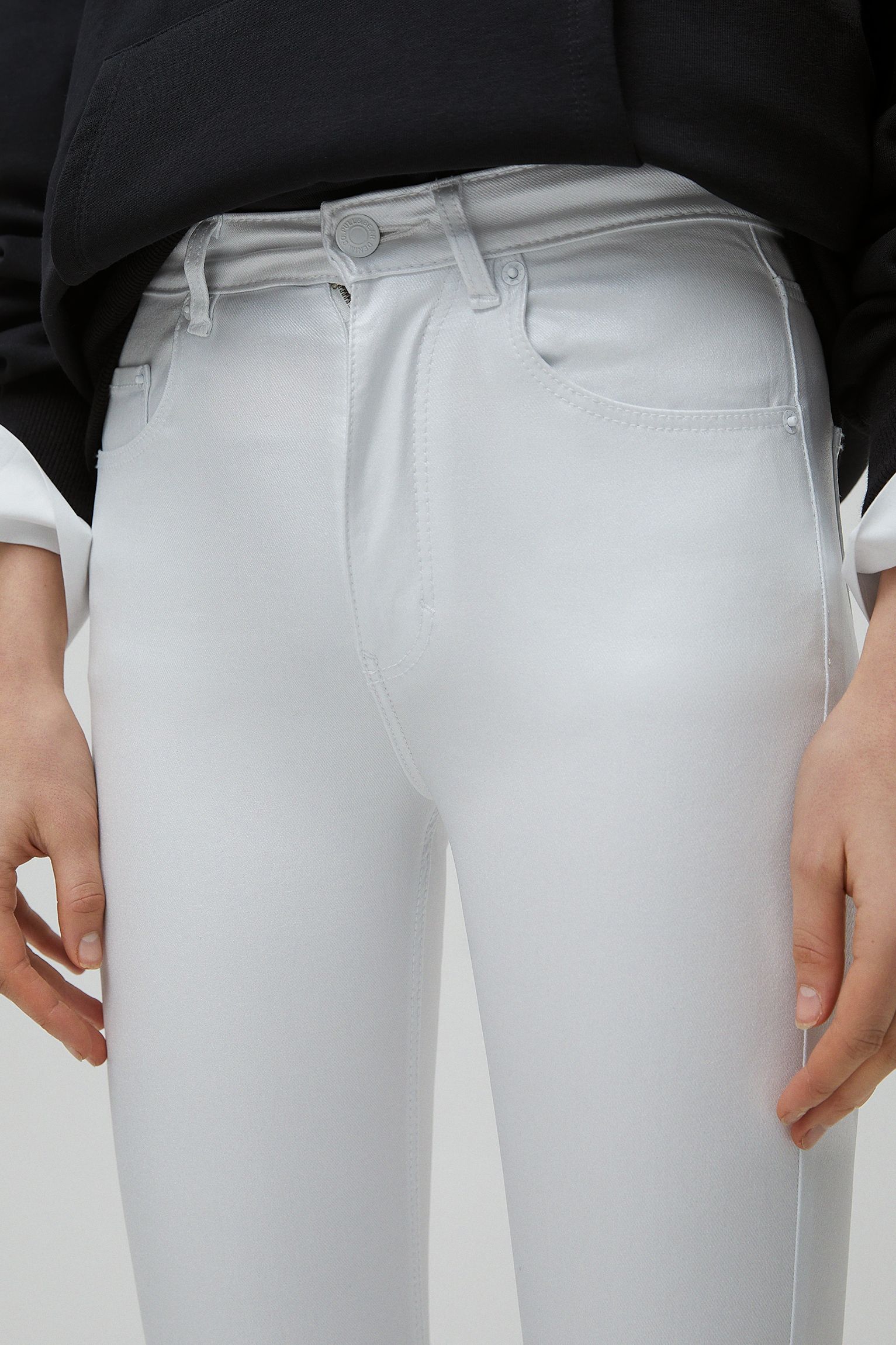 Pantalones blancos efecto piel tobilleros de Pull&Bear de