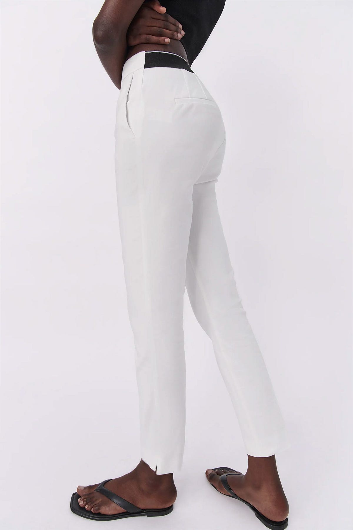 En shock con el pantalón blanco de vestir tobillero de Zara