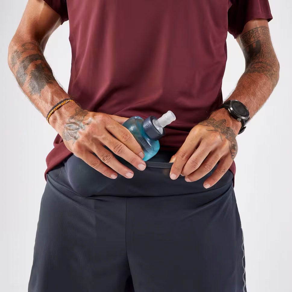 el pantalón corto 2 en 1 kiprun run 900 ultra en color gris de decathlon