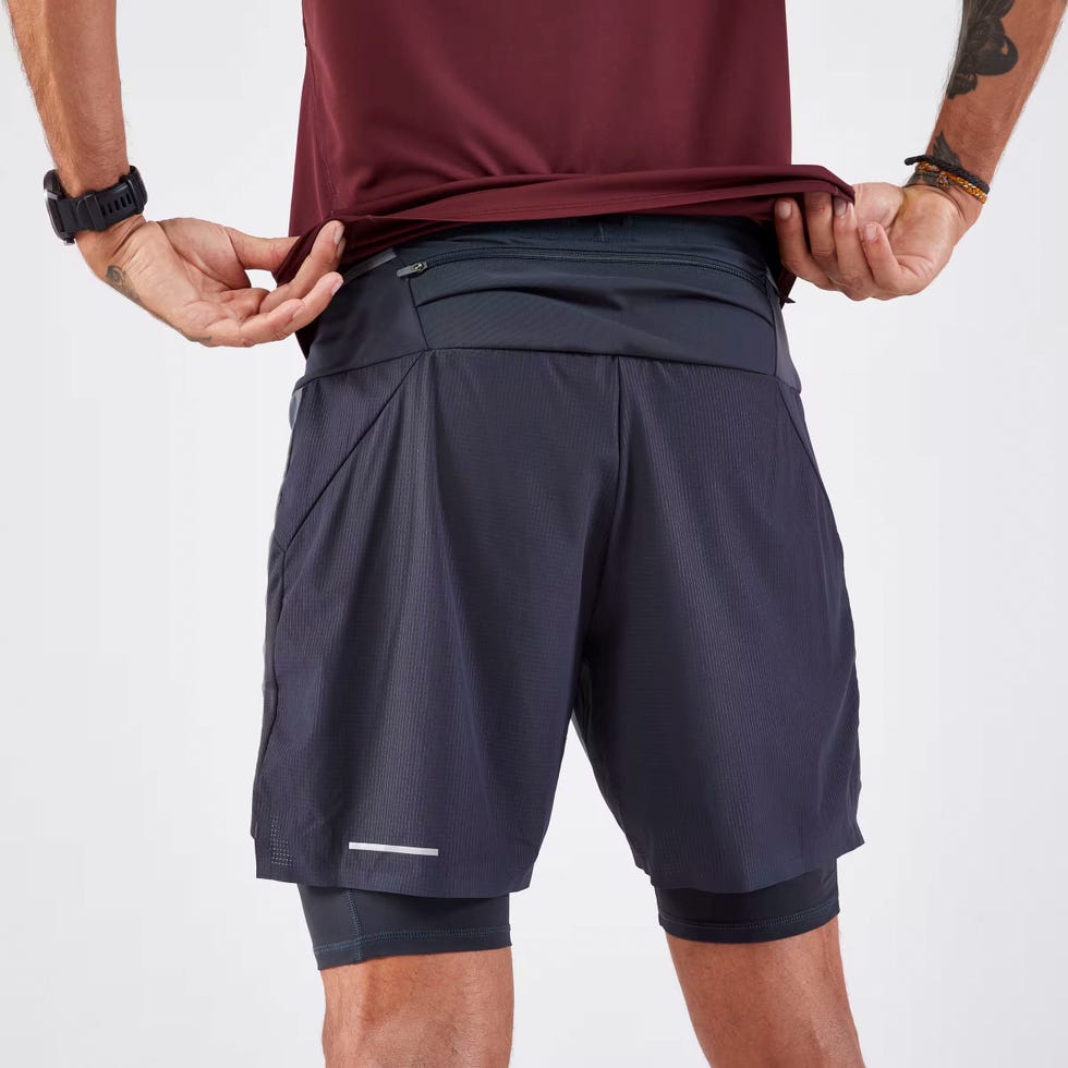 el pantalón corto 2 en 1 kiprun run 900 ultra en color gris de decathlon