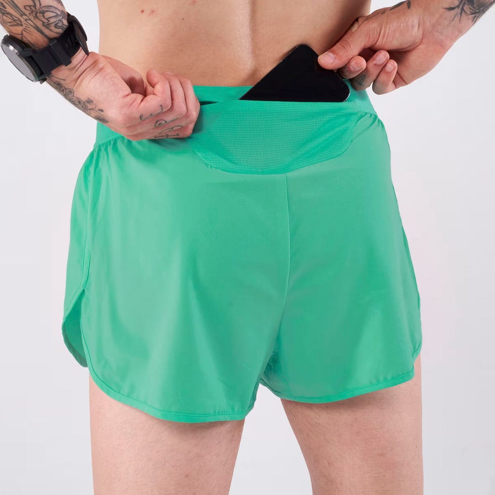 un pantalón corto de running en color verde para hombre de decathlon