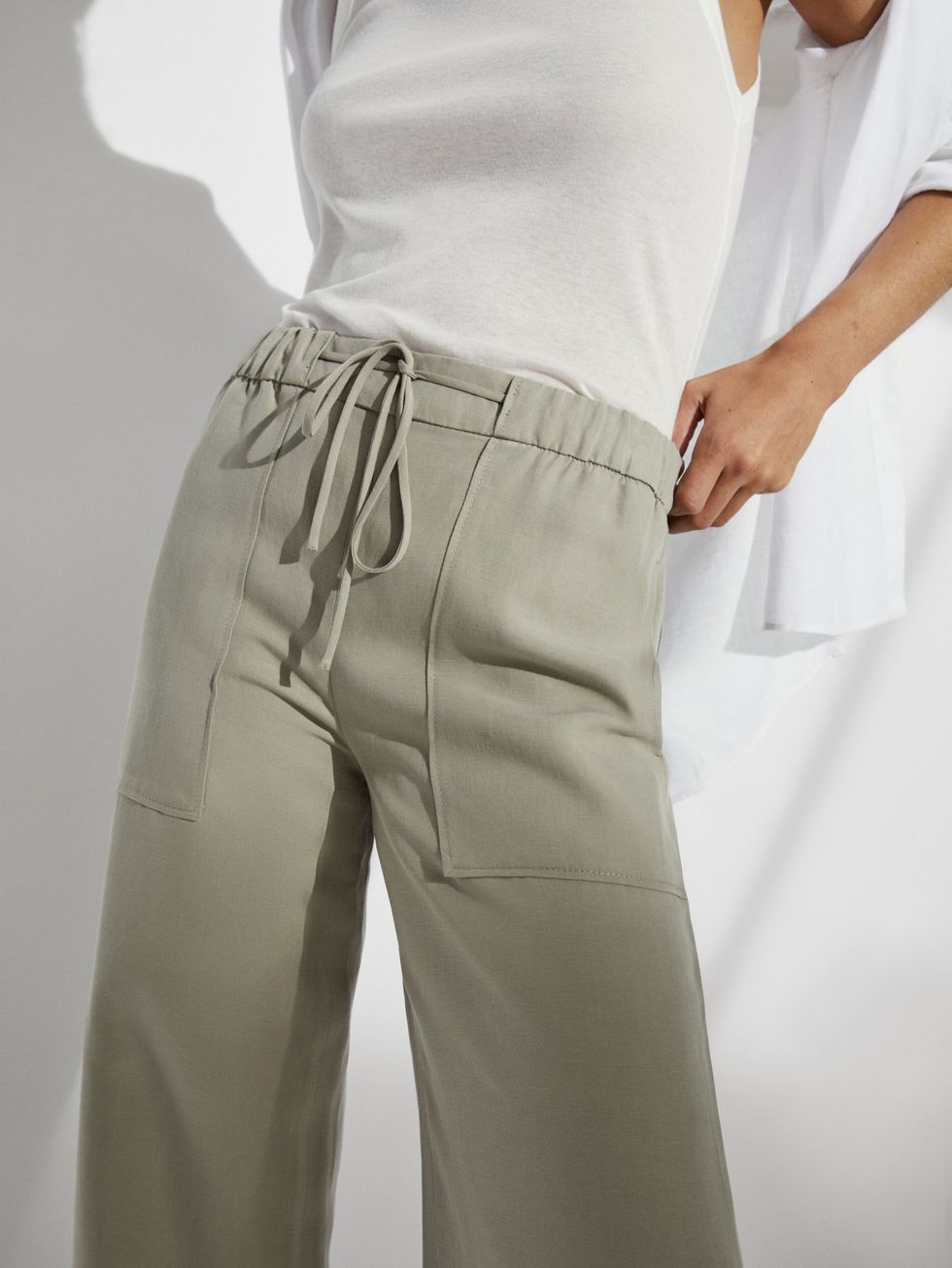 Decimos sí a los pantalones blancos gracias a estos de Massimo Dutti