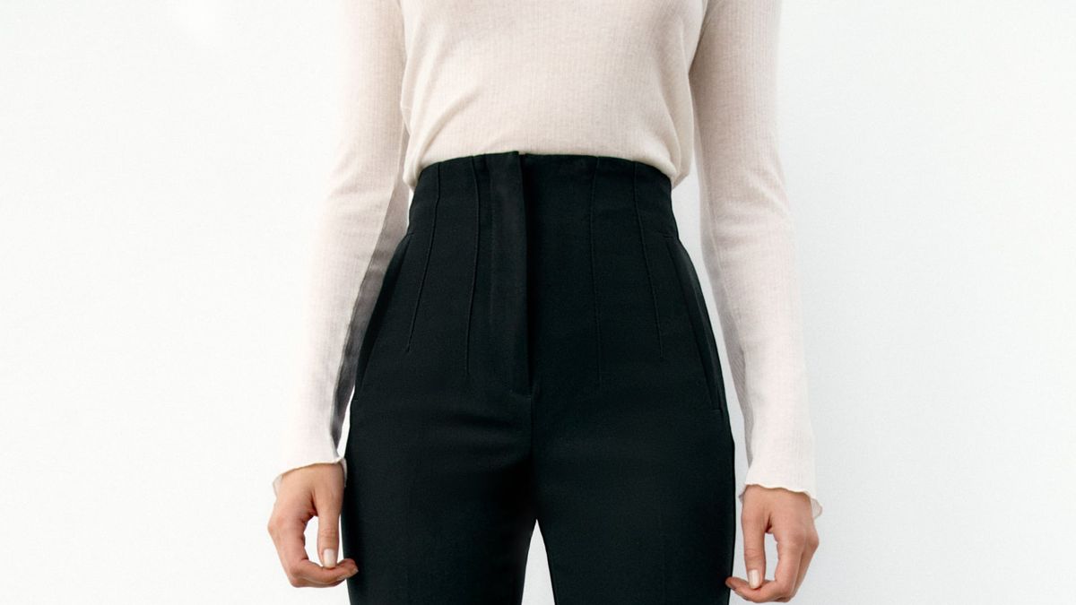 El pantalón de pinzas efecto cuerpazo de 25 € de Zara