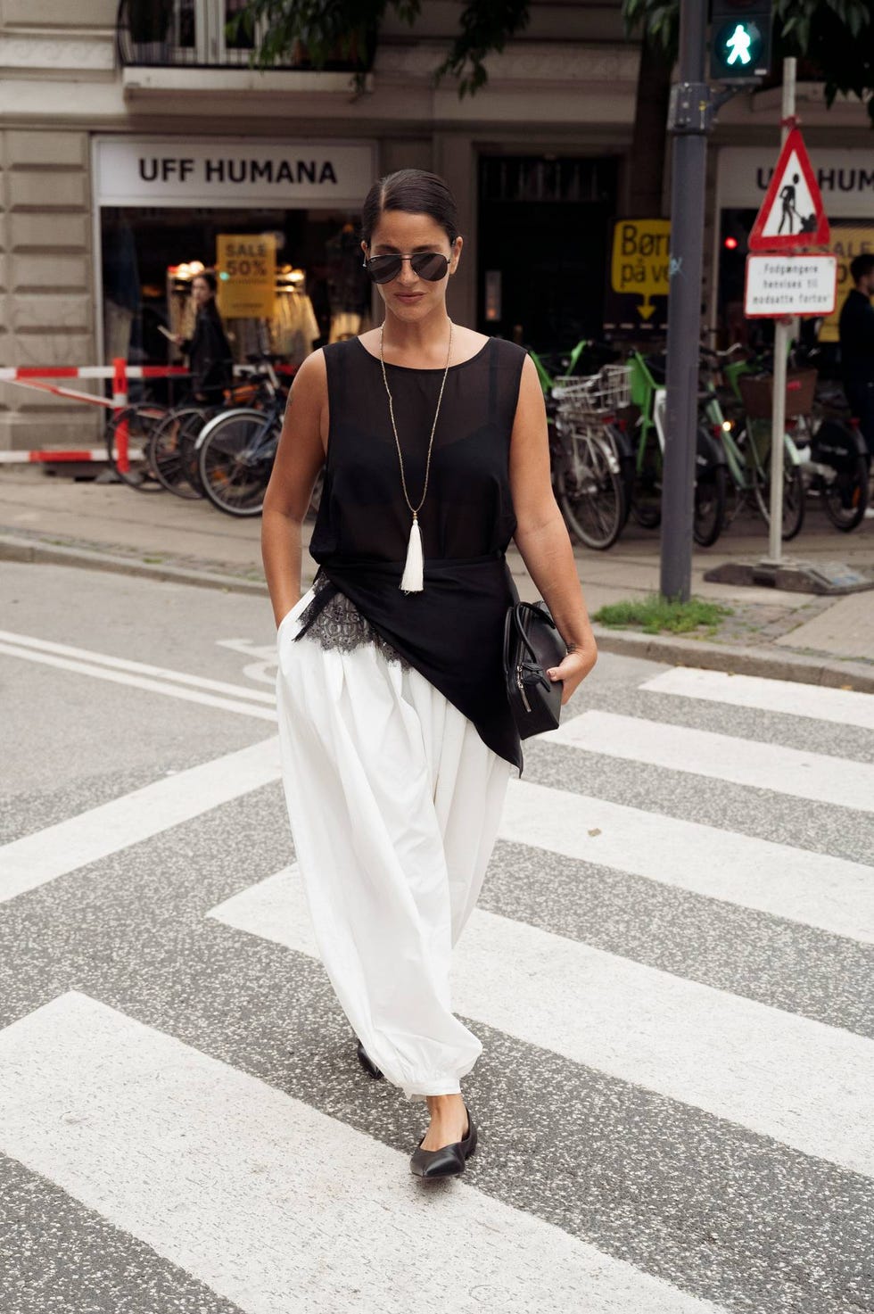 look con pantalones harem