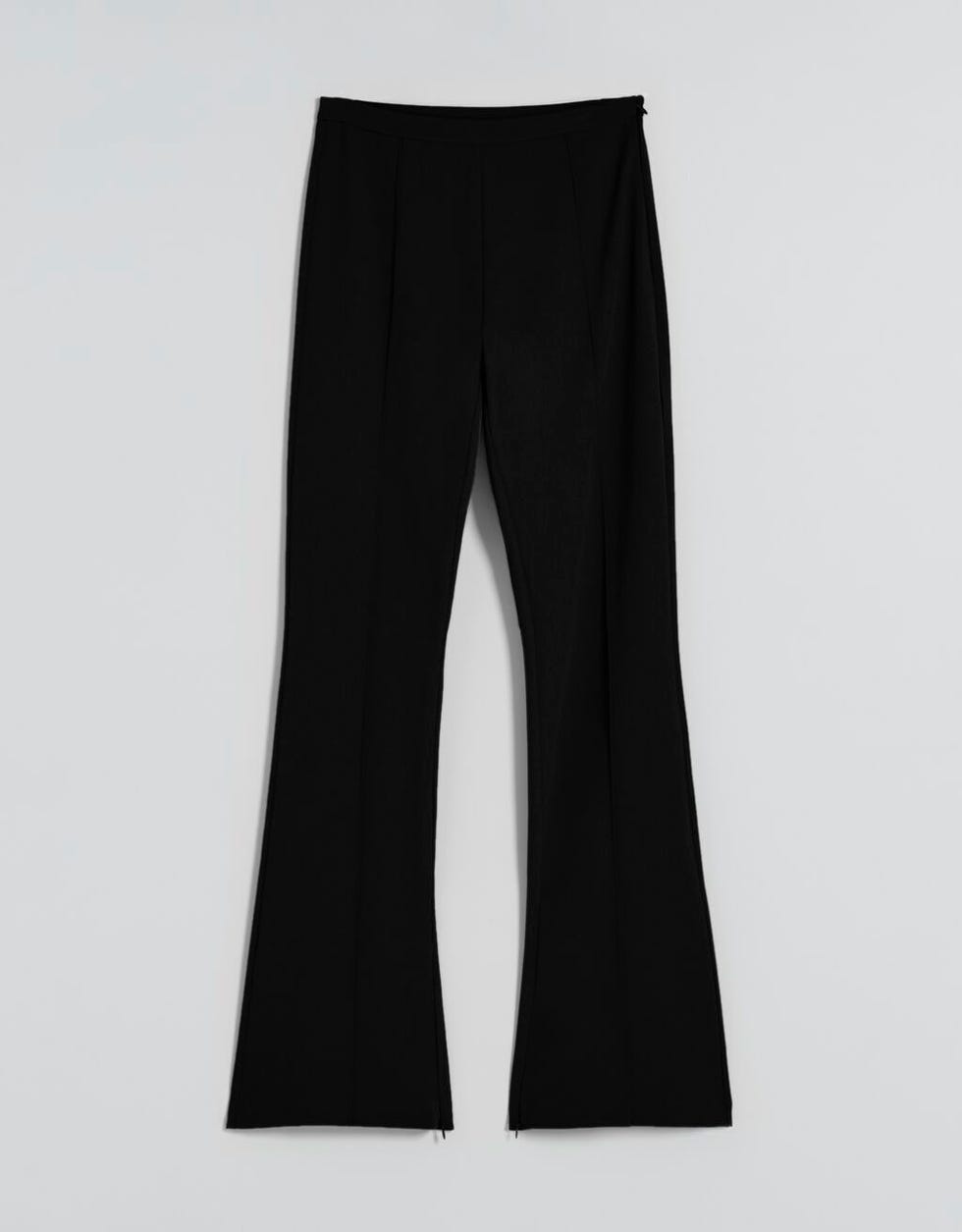 El pantalón negro más original de este otoño es de Zara