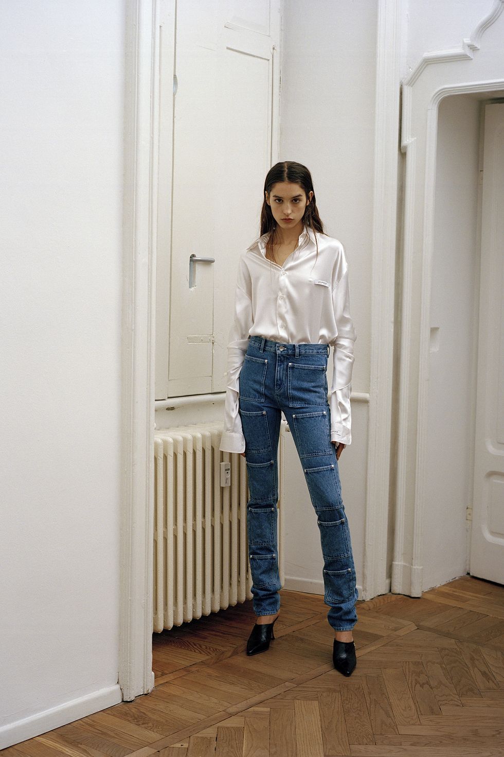 pantaloni autunno inverno 2021, il jeans è il pantalone donna per l'inverno su cui investire, scegli tra pantaloni jeans a vita alta e il pantalone jeans a zampa