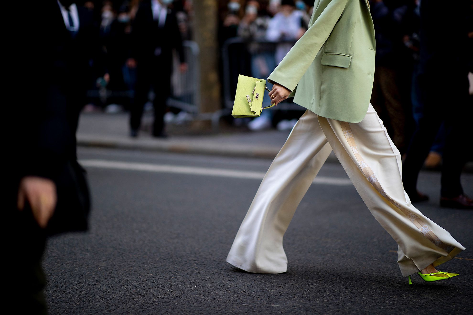 I pantaloni leggeri da scoprire e comprare online per il mese di agosto