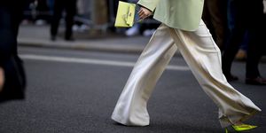 moda primavera 2023 i pantaloni a palazzo da comprare online, scopri i wide leg pants cioè i pantaloni a gamba larga da avere secondo le tendenze donna