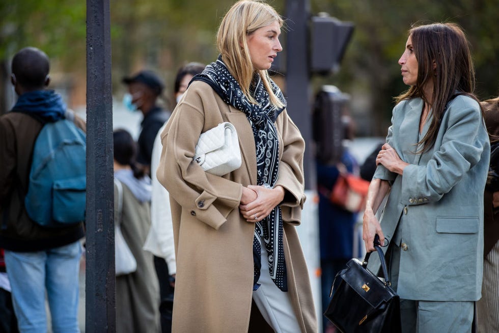 street style en la fashion week de parís las influencers camille con pañuelo y chloe con traje de chaqueta azul