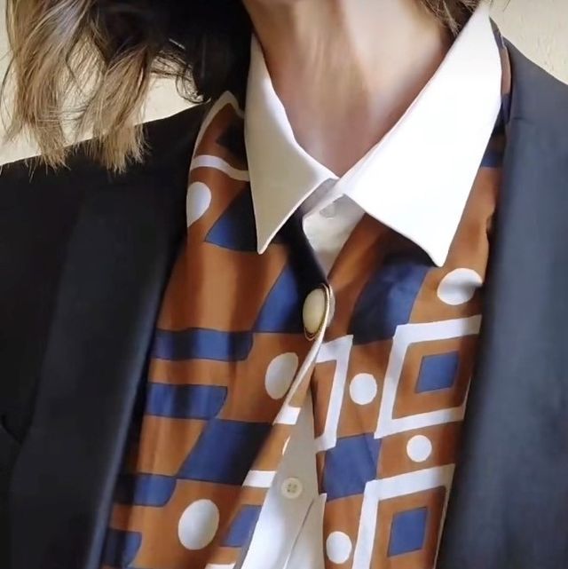 cuello de camisa con pañuelo