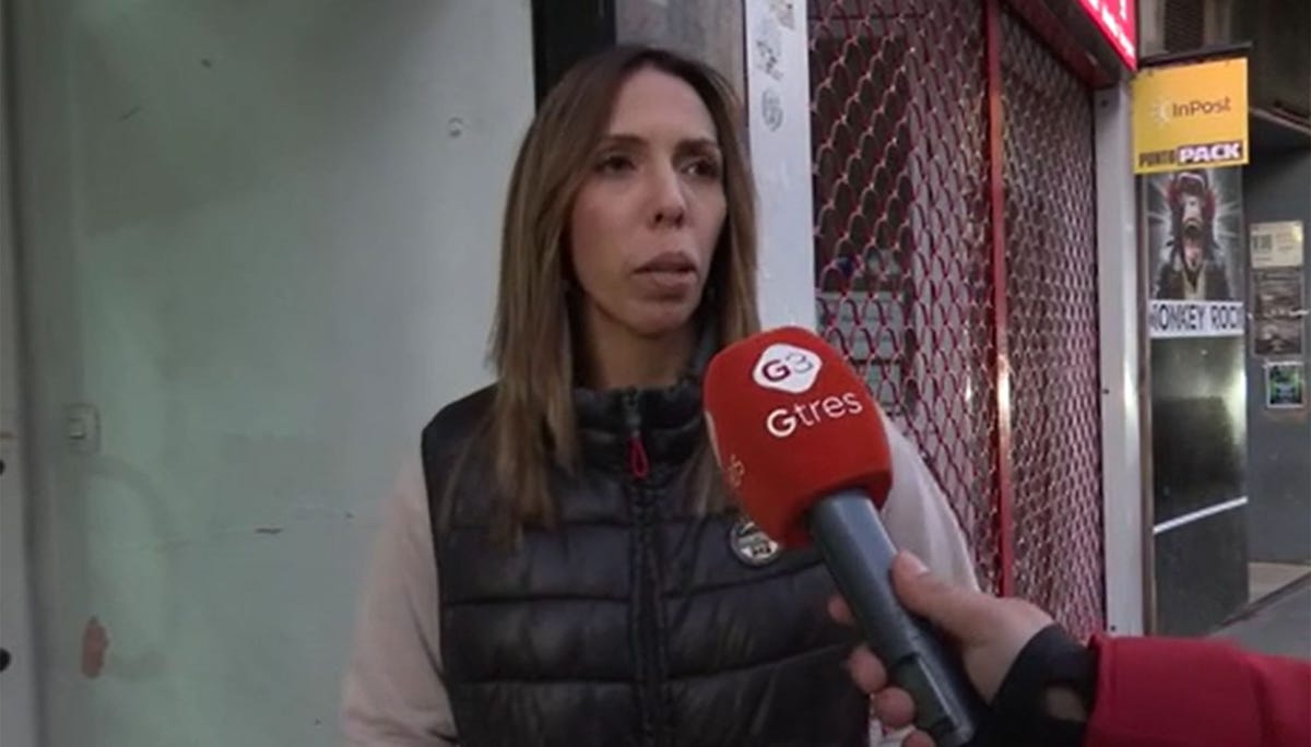 la ex de jose maria almoguera con chaleco, carpeta y movil en mano