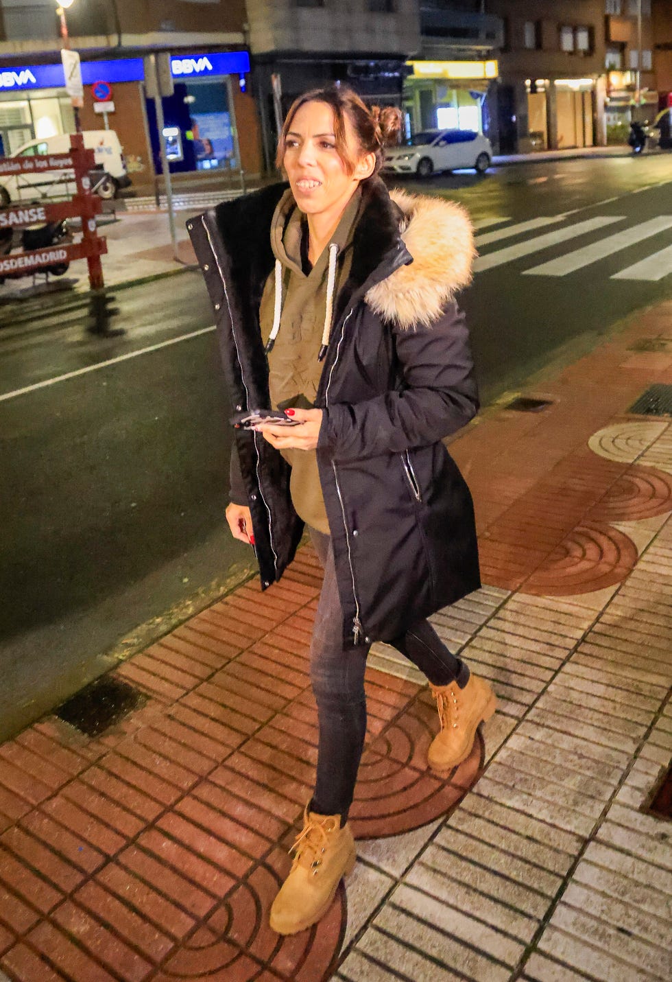 paola olmedo por la calle en madrid con abrigo negro