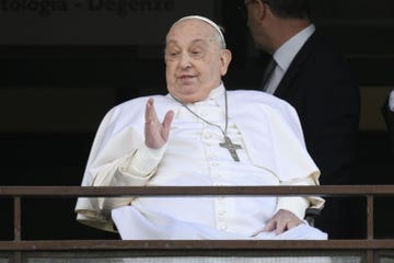 el papa francisco saluda tras recibir el alta en el hospital gemelli de roma