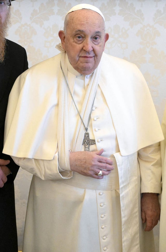 el sumo pontifice con el brazo en cabestrillo en una audiencia en el vaticano en enero de 2025