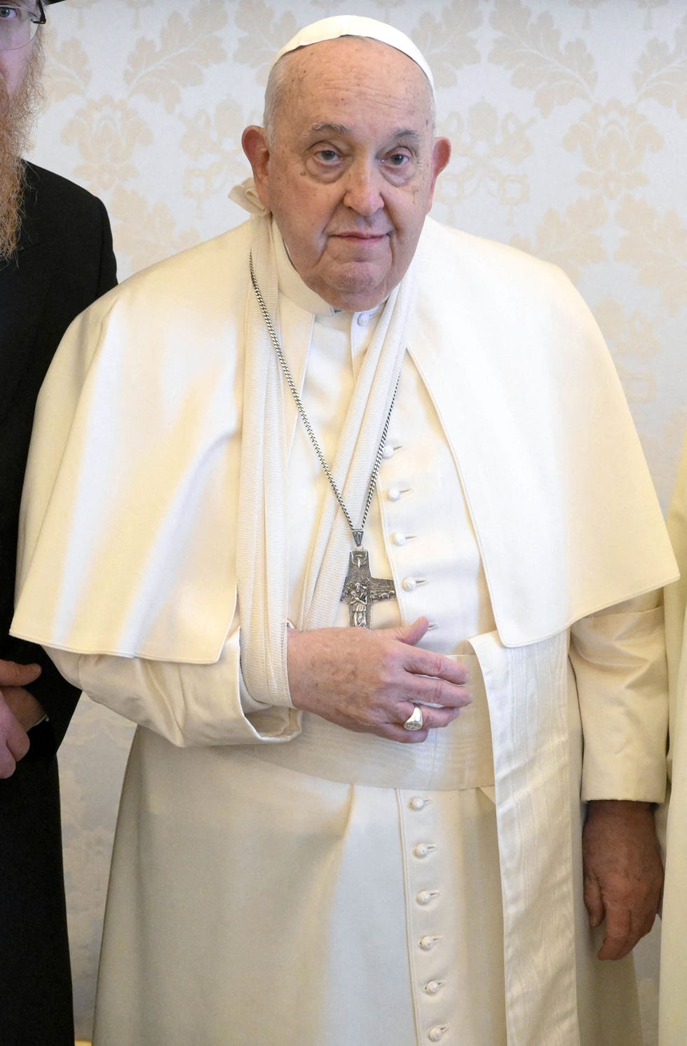 el sumo pontifice con el brazo en cabestrillo en una audiencia en el vaticano en enero de 2025
