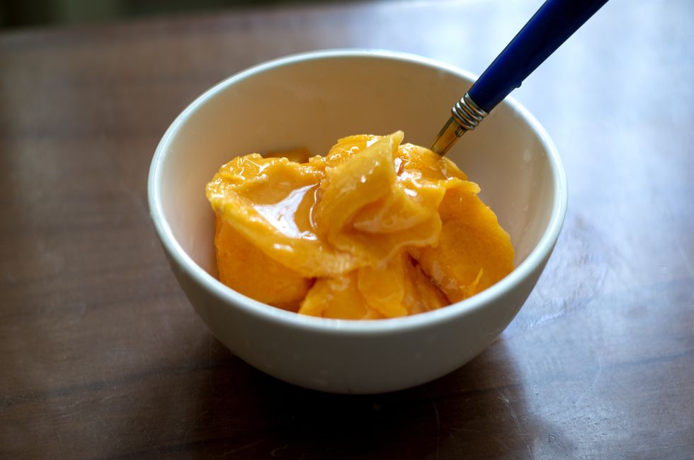 papaya fruit on bowl