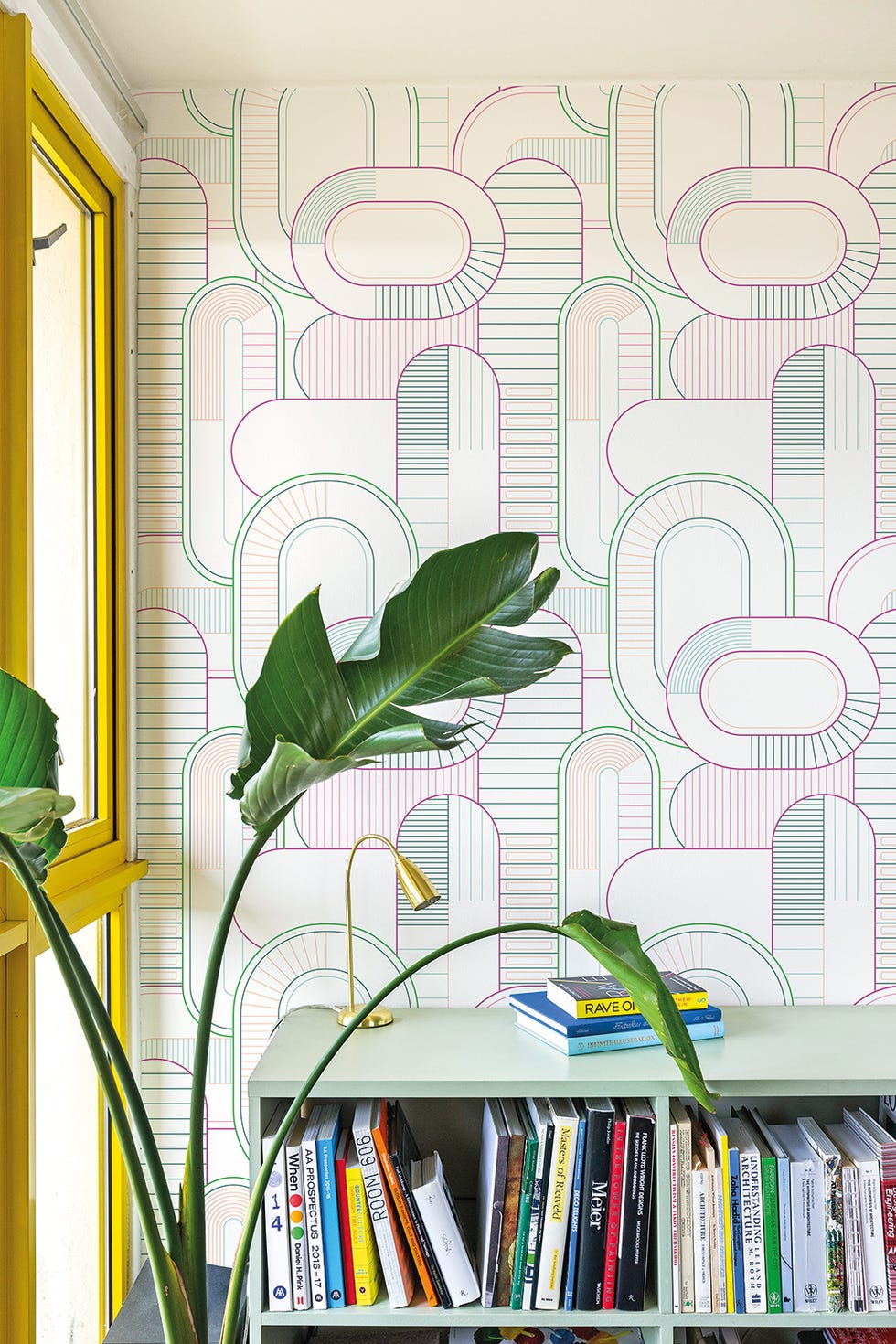 Salón con papel pintado print multicolor