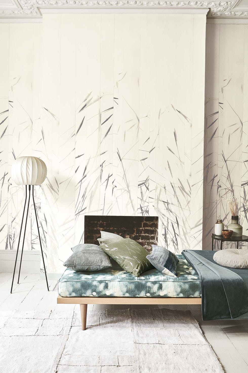 Salón con daybed: De la firma Villa Nova: tapicerías y mural lavable Kishi