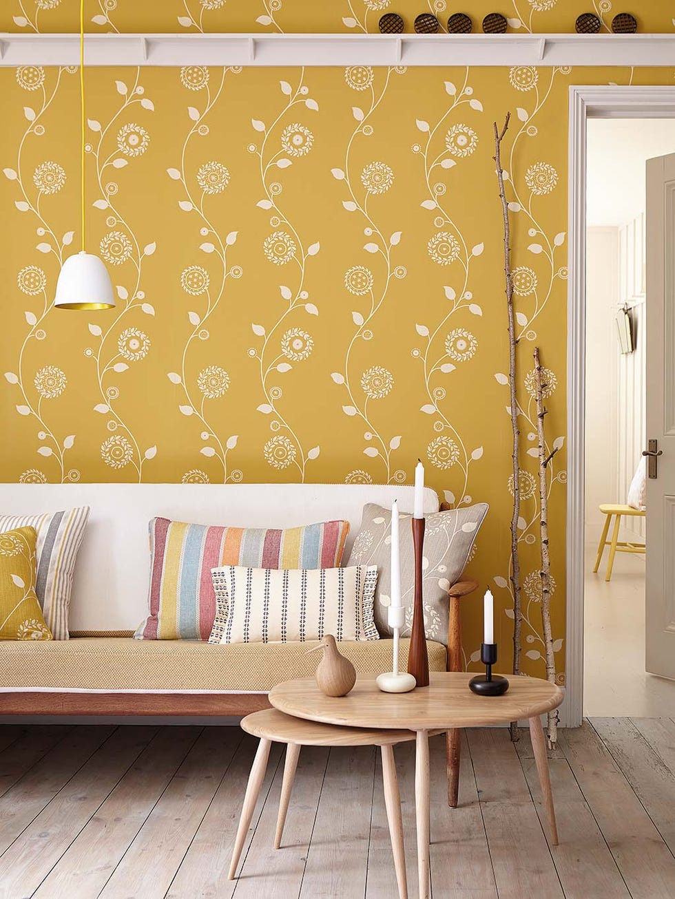 Salón con papel pintado amarillo de flores
