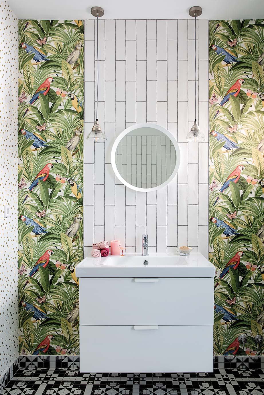 Baño con papel pintado