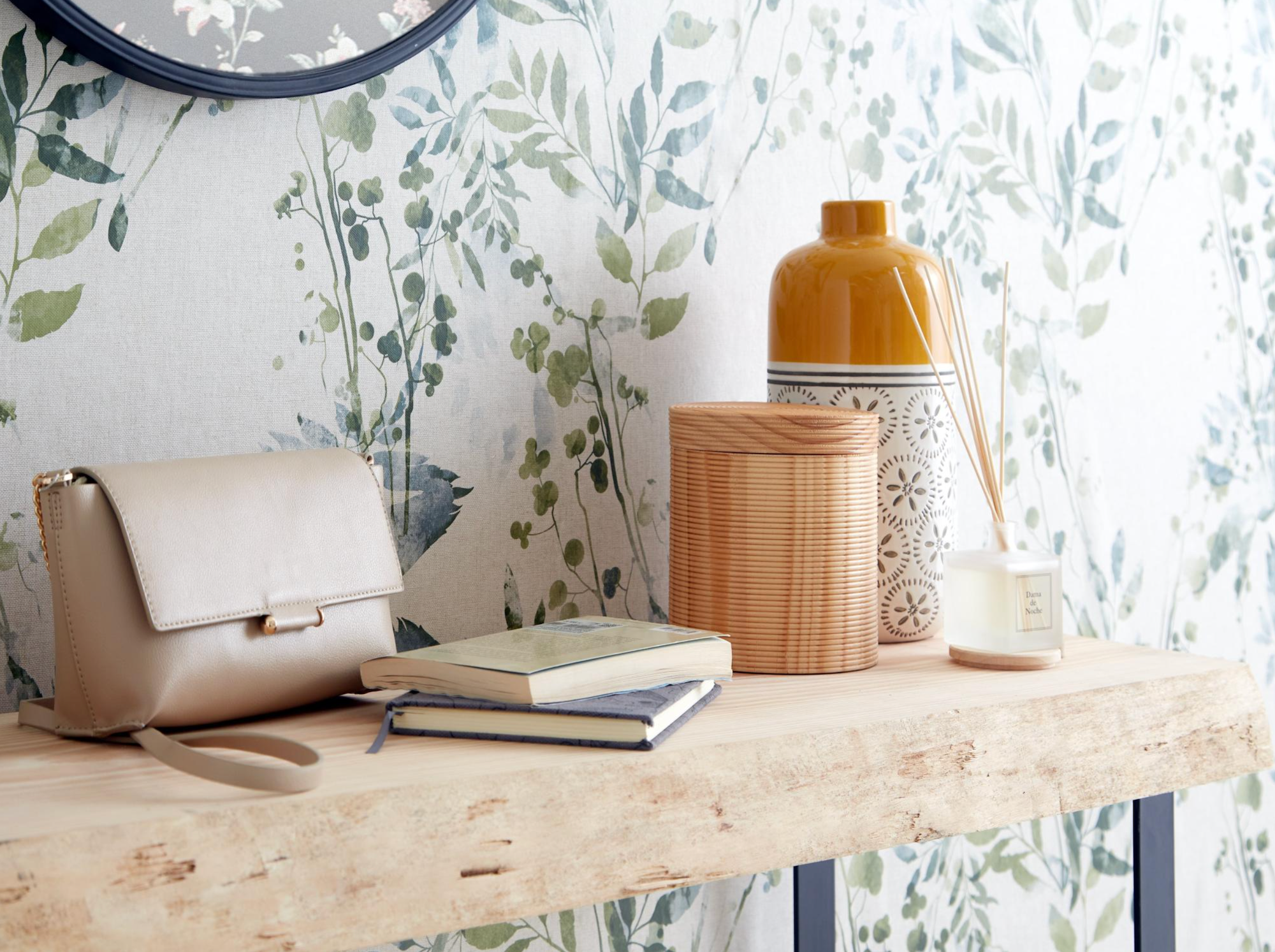 cómo quitar el gotelé para decorar con papel pintado, según los expertos de leroy merlinpapel pintado con motivos botánicos