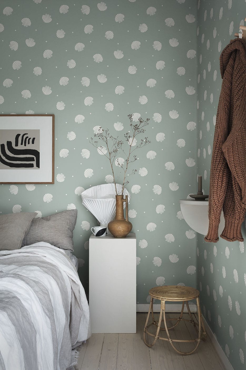 papel pintado verde empolvado con dibujos de conchas