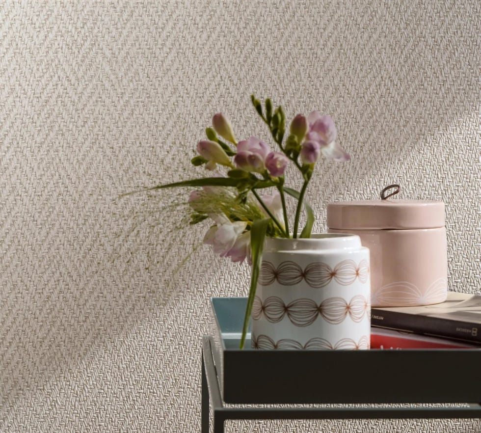 cómo decorar el dormitorio con tres trucos de interiorista papel pintado efecto tejido en el cabecero