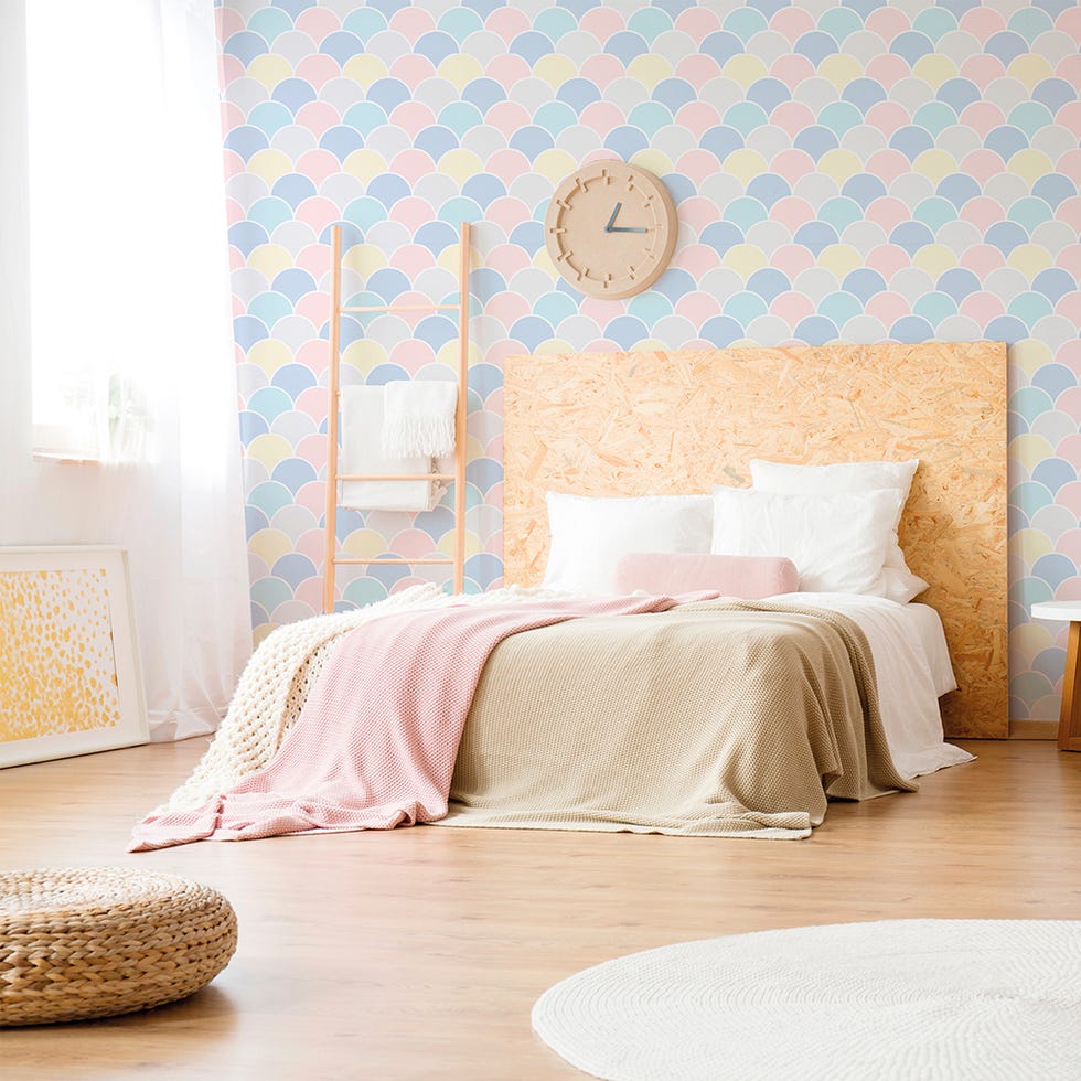 Papel pintado con escamas de colores pastel