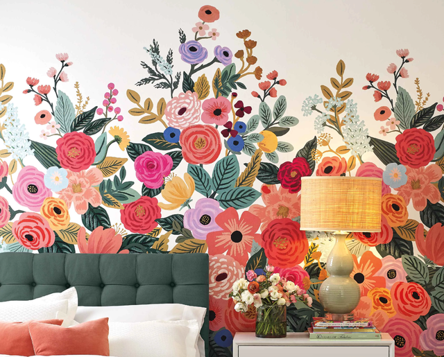 dormitorio decorado con papel pintado floral en tonos intensos