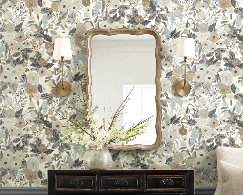 papel pintado floral en tonos neutros