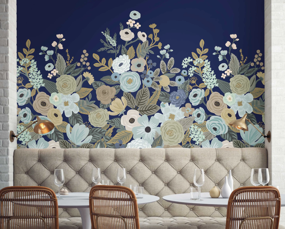 papel pintado floral con base azul marino