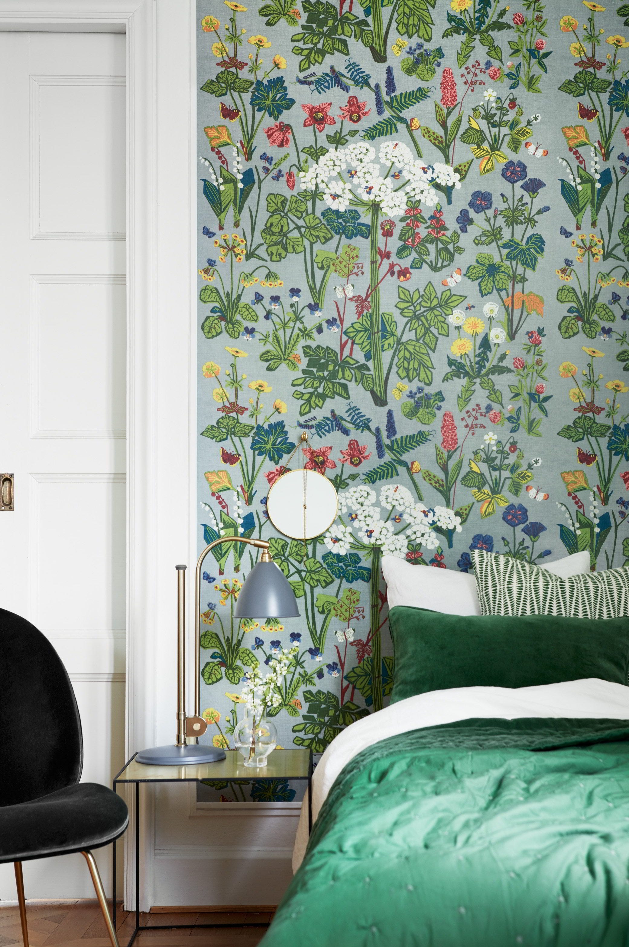 dormitorio decorado con papel pintado floral en tonos verdes