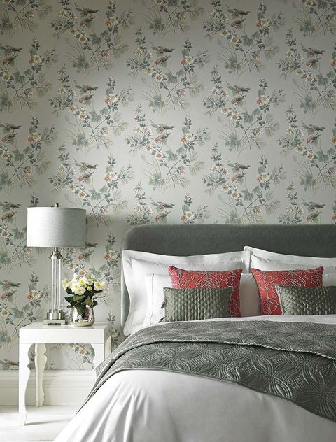 dormitorio con papel pintado de flores