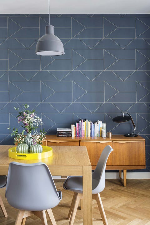 comedor con papel pintado azul y líneas doradas
