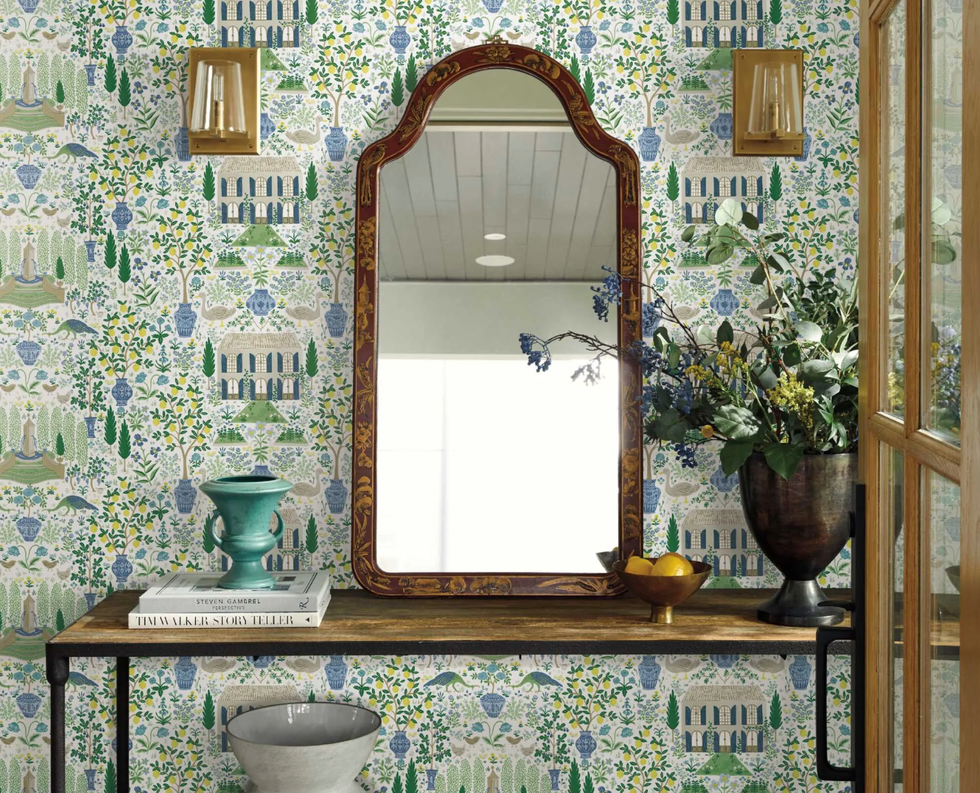 papel pintado floral inspirado en una casa de campo antigua