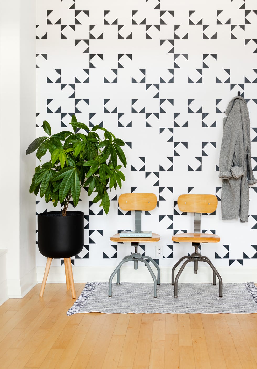 pared con papel pintado con motivos geométricos en color negro