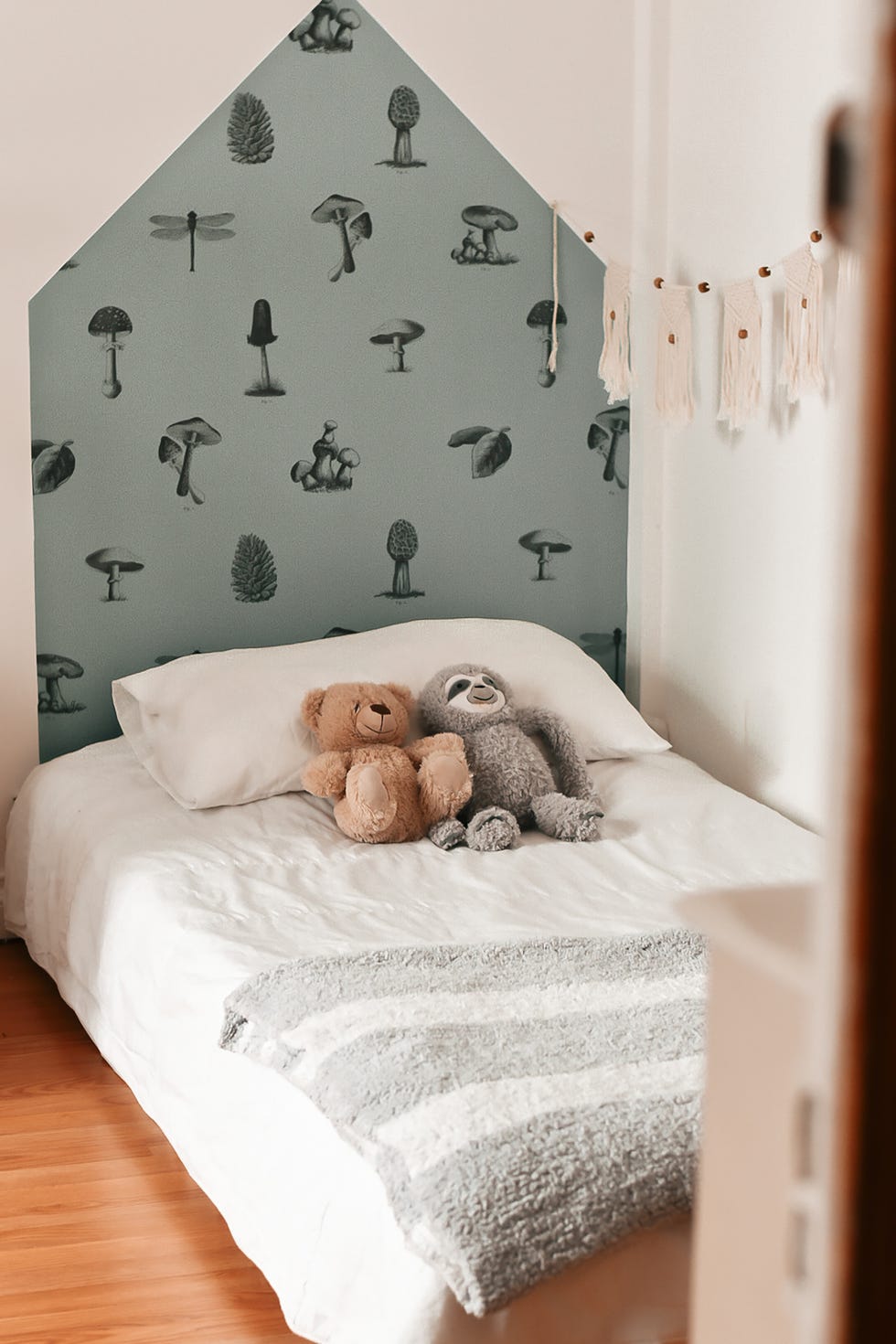 habitación infantil con papel pintado en el cabecero
