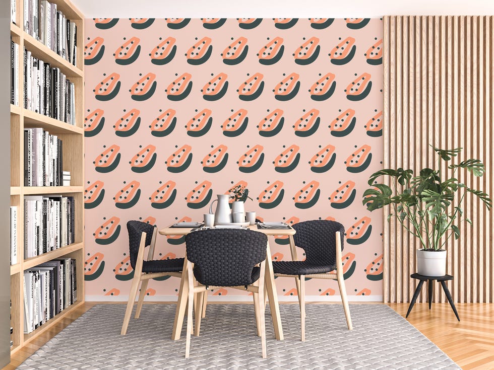 comedor con papel pintado con motivos gráficos en tonos rosas