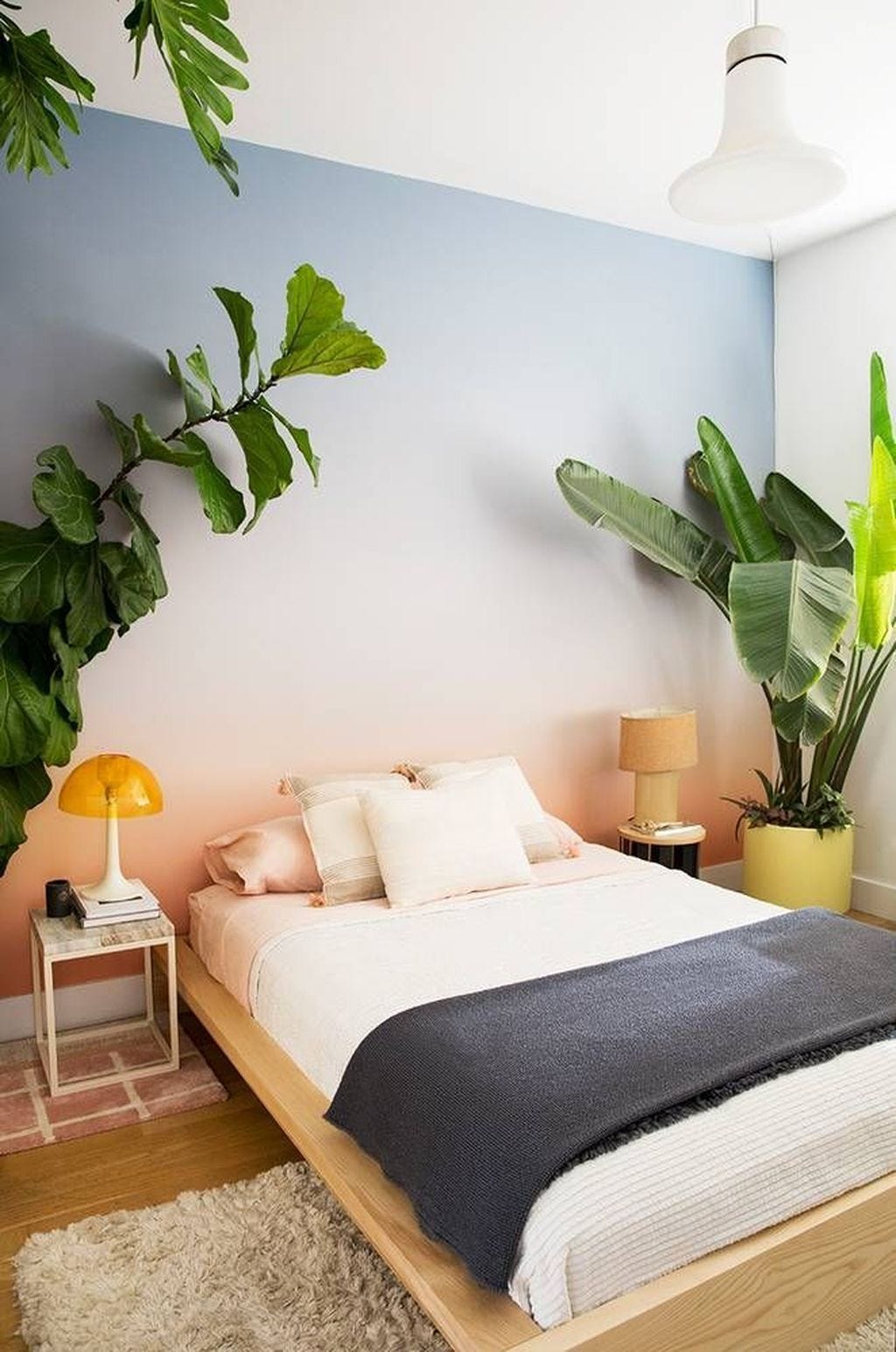 dormitorio decorado con papel pintado de efecto ombré