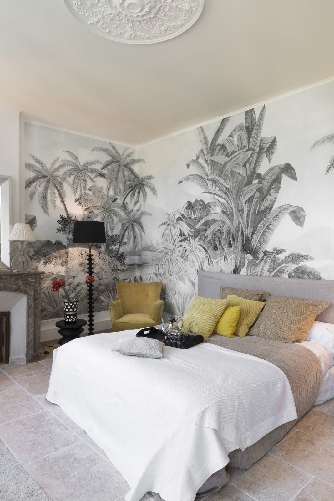 dormitorio decorado con papel pintado de palmeras en blanco y negro