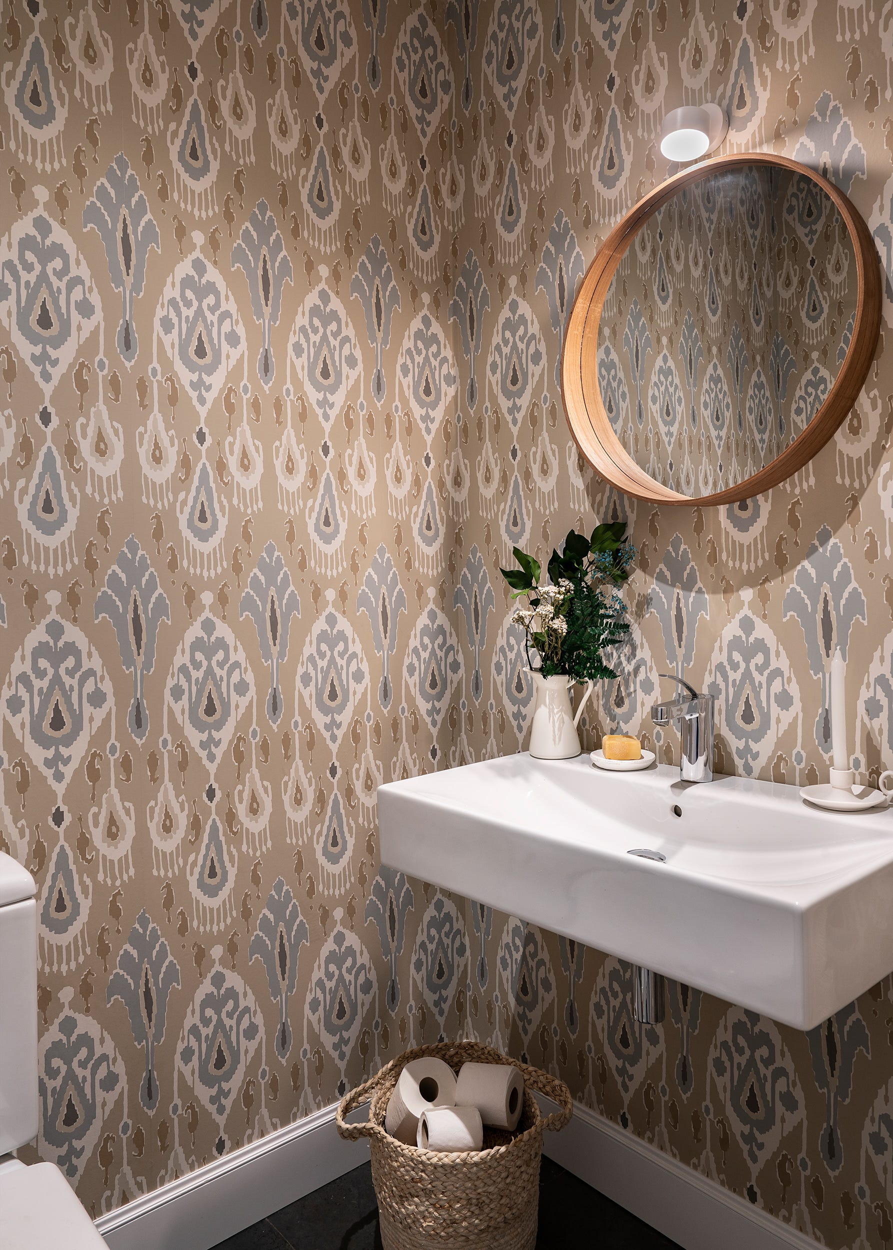 habitación decorada con papel pintado