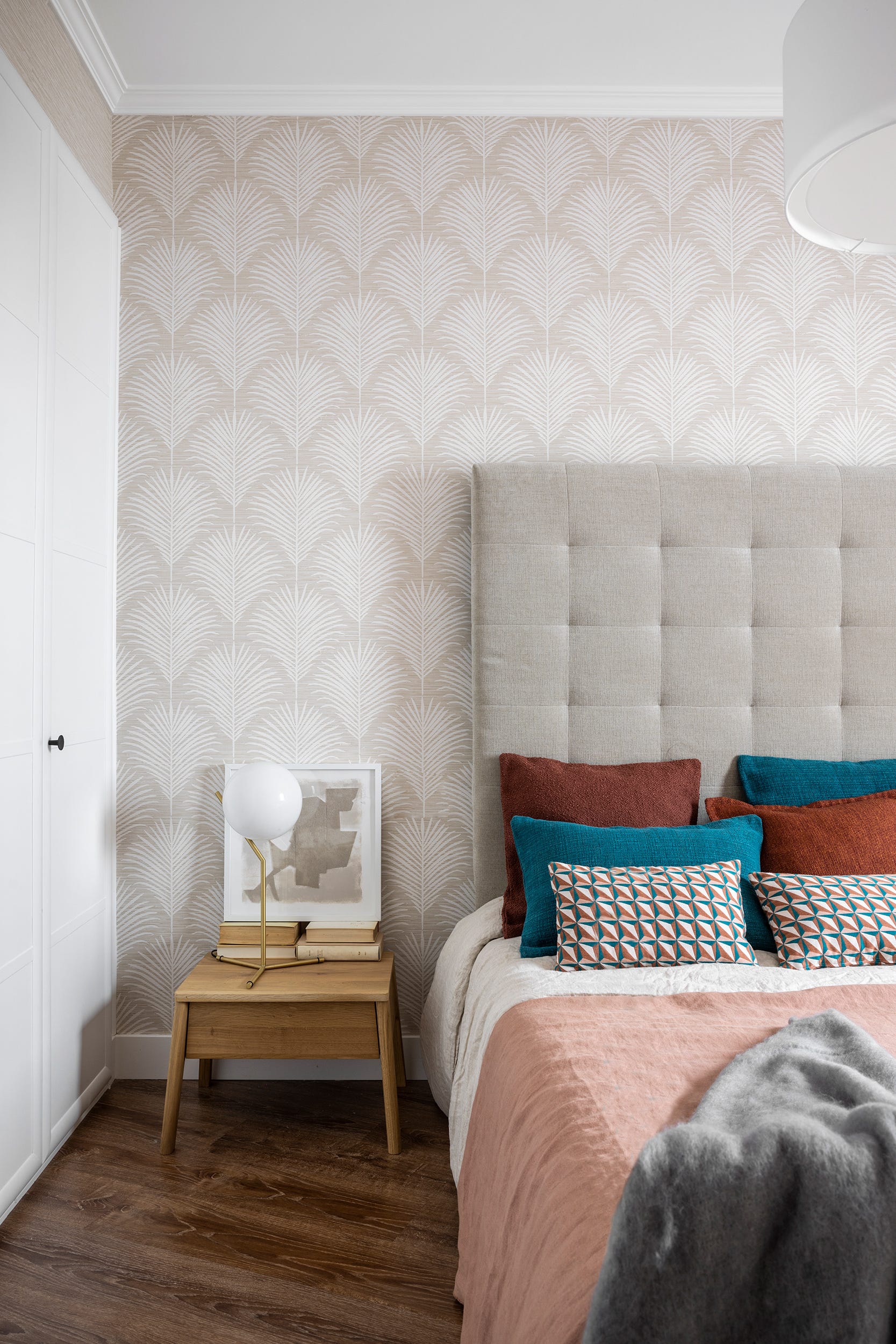 habitación decorada con papel pintado